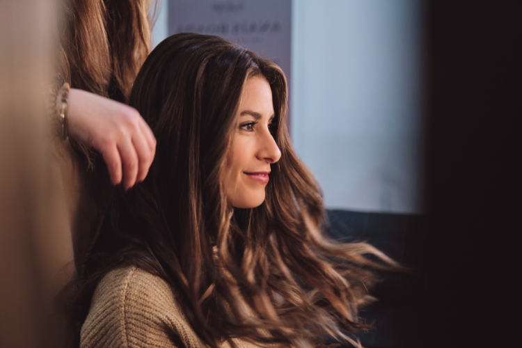How to Maintain Healthy Hair Between Salon Visits
